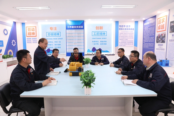 1683338032161684.jpg 技能大師彌宏剛講解采掘車間自主研發井下清煤機工作原理_副本_副本.jpg