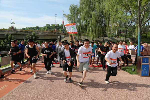 1686213803148846.jpg 發(fā)令起跑.jpg