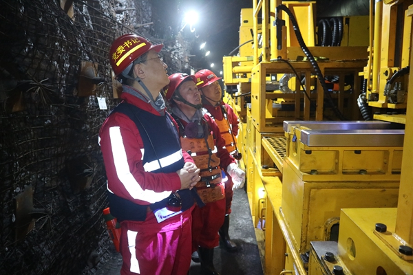 1687917995509624.jpg 2.馬書記井下檢查_副本.jpg