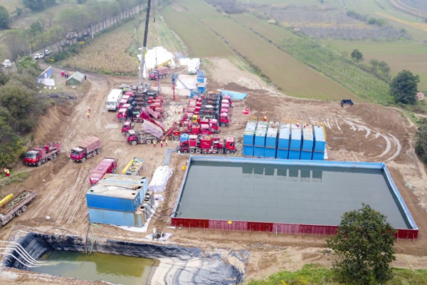 1689655511512542.jpg 1.地面水平井分段壓裂施工現場_副本.jpg