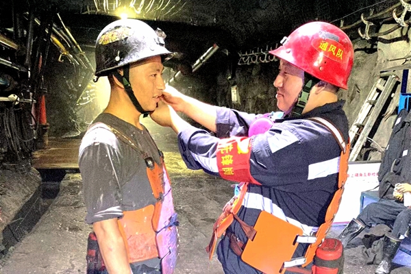 1690252618130297.jpg 優(yōu)秀共產(chǎn)黨員紀(jì)卜濤_副本.jpg