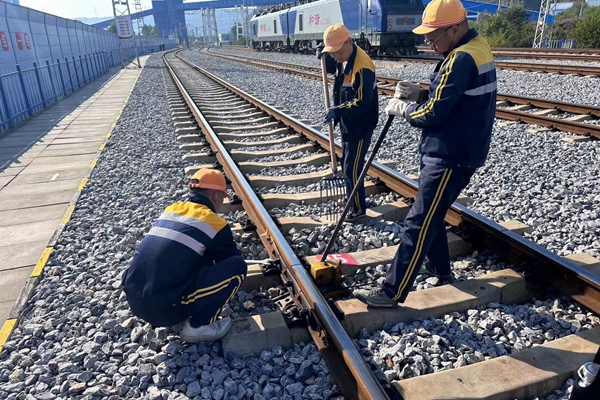 1700032953173962.jpg 對線路道夾板進行檢查_副本.jpg