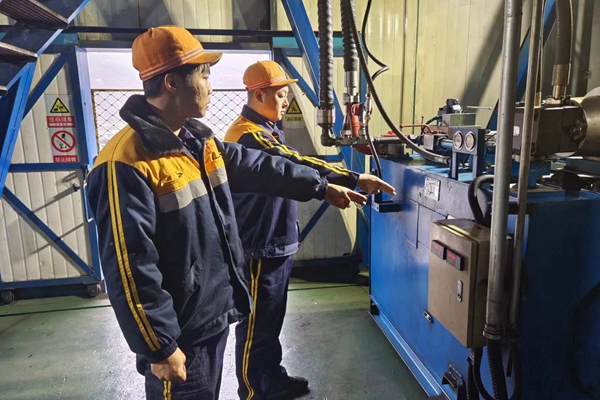 1700032977220772.jpg 對裝車設(shè)備進行巡查_副本.jpg