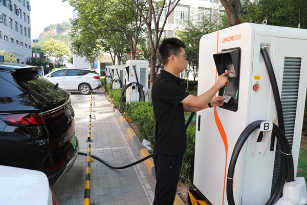 1700123113184299.jpg 3.新能源車充電樁為職工美好生活“續航”_副本.jpg