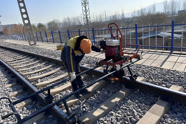 1700531221929704.jpg 打磨鋼軌肥邊_副本.jpg