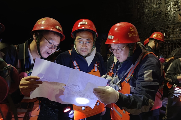 1700621599195278.jpg 焦總現場查看圖紙_副本.jpg