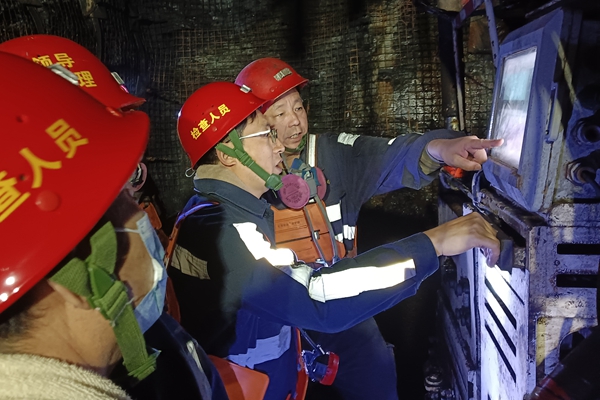 1700621609111250.jpg 賀總查看鉆孔參數_副本.jpg