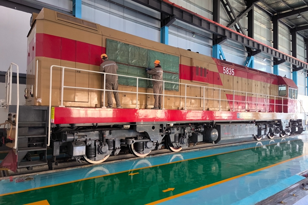 1700793117795327.jpg 為機(jī)車安裝防寒簾_副本.jpg