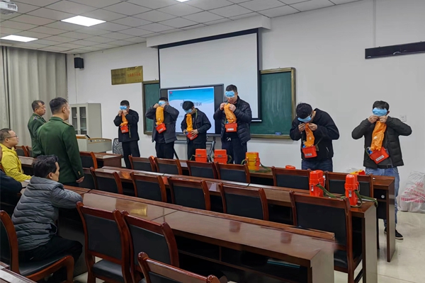 1701313483766670.jpg 2自救器盲戴_副本.jpg