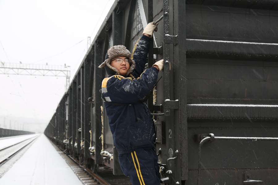 1702629370134407.jpg 連接員領(lǐng)車_副本.jpg