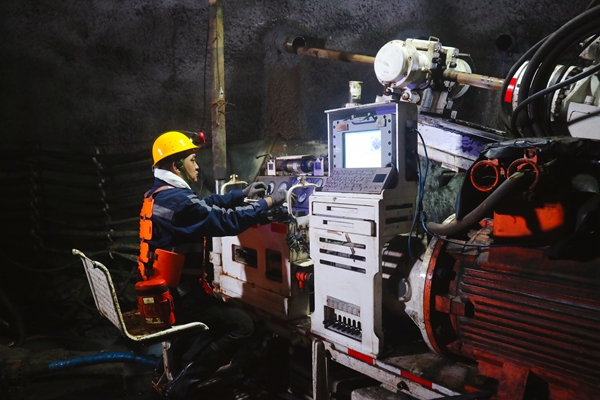 1703834885985871.jpg 2定向鉆機施工現(xiàn)場_副本.jpg