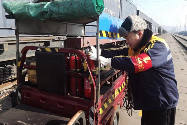 1704329801176706.jpg 黨員發揮模范作用_副本.jpg