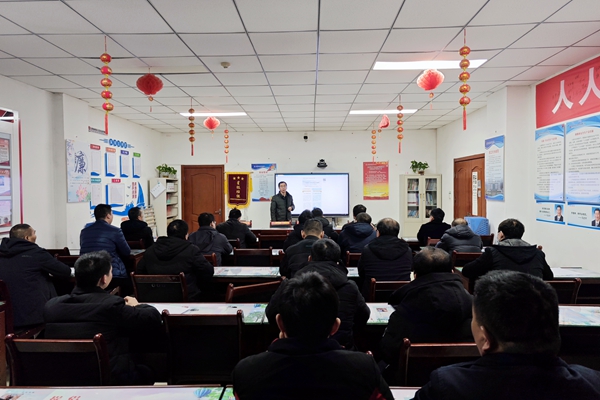 1704683712198323.jpg 綜掘一隊黨支部組織學習_副本.jpg