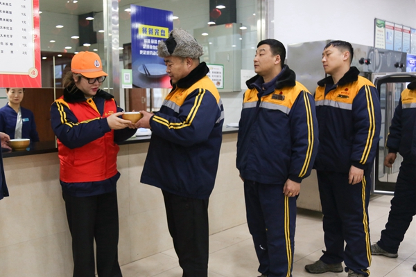 1705633853175669.jpg 慰問現(xiàn)場_副本.jpg