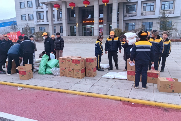 1707116676151740.jpg 發放慰問品_副本.jpg