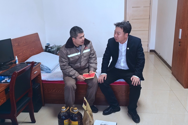 1707294720132697.jpg 慰問困難職工_副本.jpg