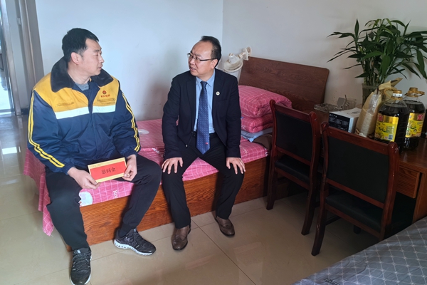 1707294732550635.jpg 慰問困難黨員_副本.jpg