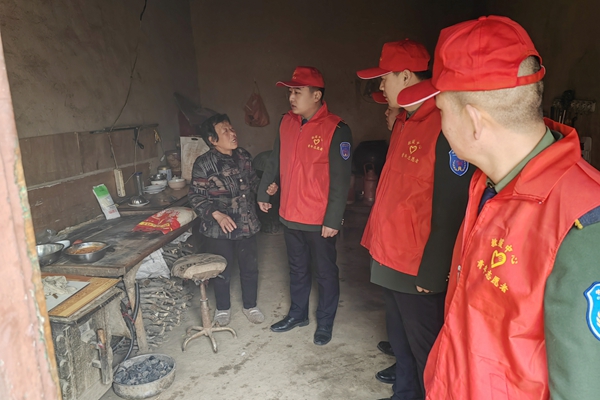 1709608362207994.jpg 看望孤寡老人_副本.jpg