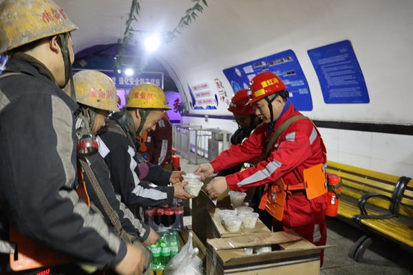 1710918189189931.jpg 4.深情慰問_副本.jpg