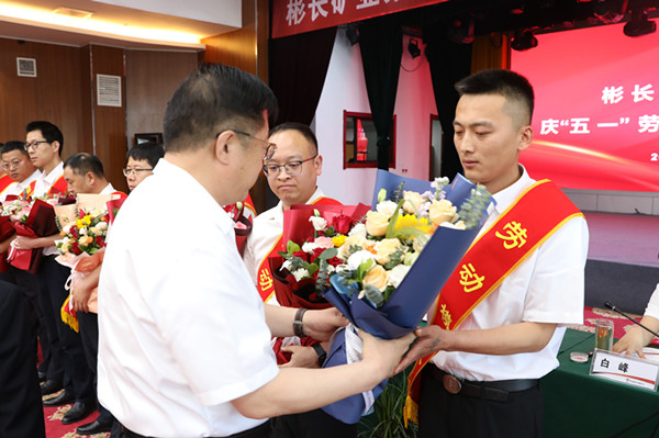 1714527390133750.jpg 1——鮮花送勞模 禮贊勞動美_副本.jpg