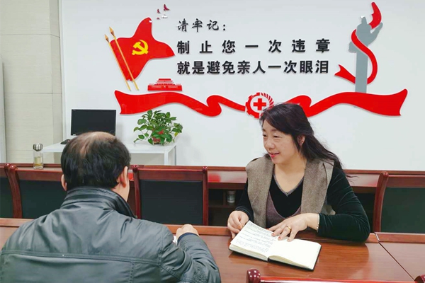 1717472270200863.jpg 1 家屬協管員與“三違”人員談心_副本.jpg