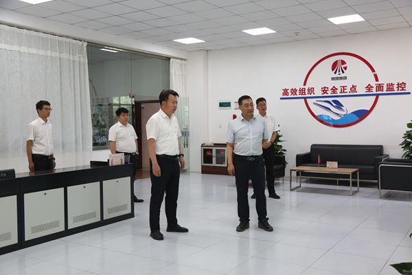 1718508410160892.jpg 調(diào)度室了解運(yùn)輸情況_副本.jpg