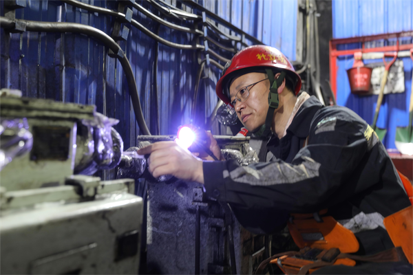 煤炭行業技能大師-胡家河礦杜立功工作照3-3_副本.png