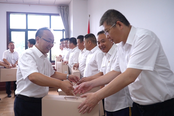 1722497275194092.jpg 發(fā)放紀(jì)念品_副本.jpg