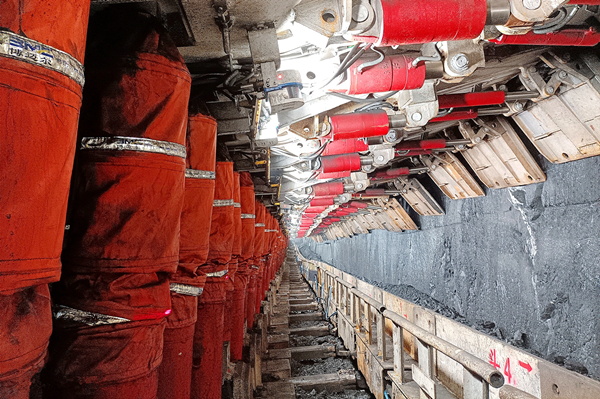 1724215809107349.jpg 1——上半程:難中求成 穩(wěn)中有進(jìn)_副本.jpg