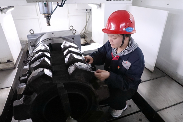 1727317916538858.jpg 黨員刮板機(jī)鏈輪尺寸加工中把控加工質(zhì)量_副本.jpg