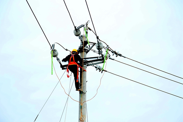 1729041231765152.jpg 水泥桿作業_副本.jpg