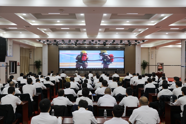 第一段：安全警示教育會觀看《一絲一毫 不能放松》宣傳片_副本.jpg