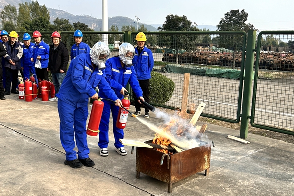 1731030384360608.jpg 滅火器使用_副本.jpg