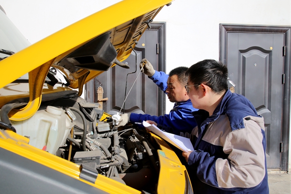 1732675406181063.jpg 電力搶修車機(jī)油檢查_副本.jpg