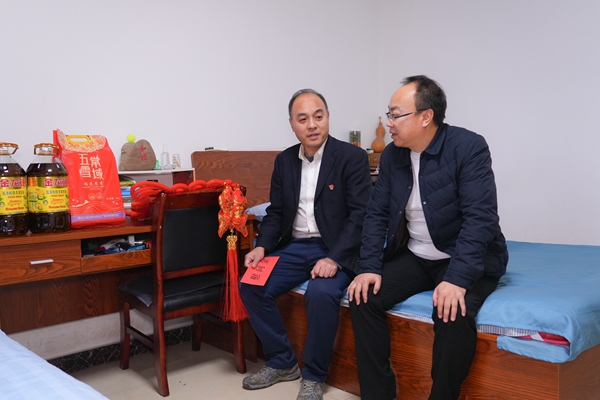 1737700297976536.jpg 分公司黨總支書記溫海旺慰問困難黨員_副本.jpg