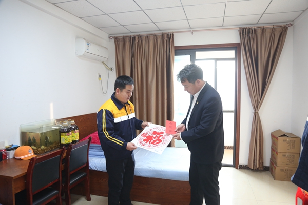 1737700330121631.jpg 分公司總經理周宏利慰問困難職工_副本.jpg