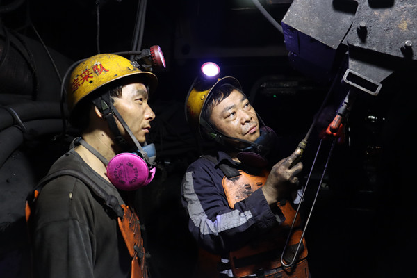 1738131760189754.jpg 1.右數(shù)第二為張偉_副本.jpg