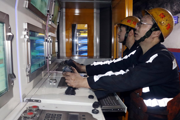 1738131773388344.jpg 2.右數(shù)第二為張偉_副本.jpg