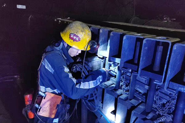 1738327228148448.jpg 皮帶隊(duì)檢修.jpg