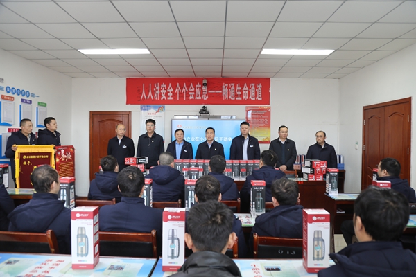 1738471078128736.jpg 1三特區(qū)隊(duì)慰問(wèn)_副本.jpg