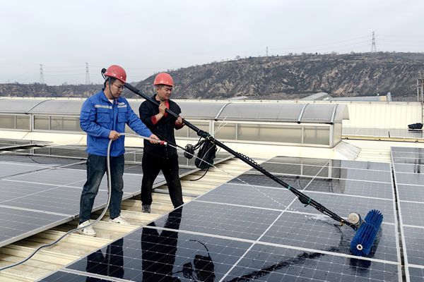 1741941812496253.jpg 清理光伏電池板_副本.jpg