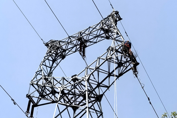 1745393987105519.jpg 安裝雙絕緣子串_副本.jpg