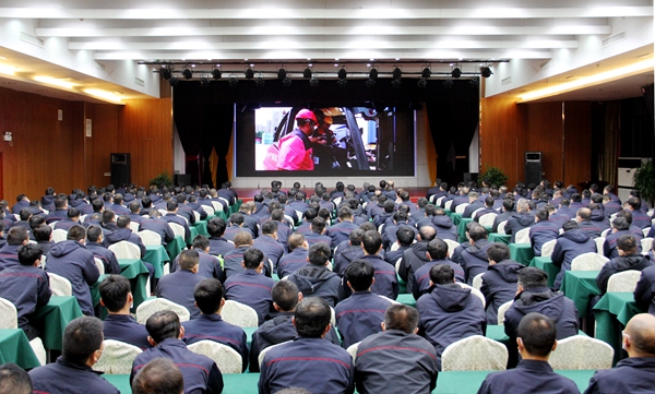 1745477253101547.jpg 集體觀看安全警示教育片_副本.jpg