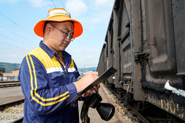 1752829134839401.jpg 列車檢查統(tǒng)計員_副本.jpg