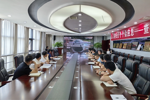 1754901425129621.jpg 3.觀看安全警示教育片_副本.jpg