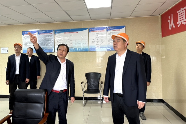 1759203066450431.jpg 分公司領(lǐng)導(dǎo)帶隊(duì)檢查_副本.jpg