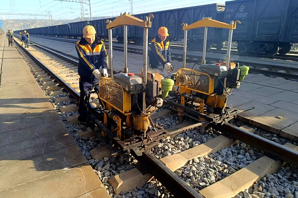 1765185713635929.jpg 線路隱患整治_副本.jpg