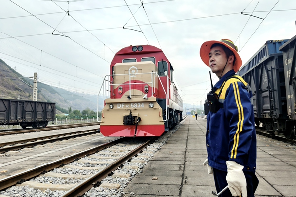 1769585708207716.jpg 奮戰(zhàn)生產(chǎn)一線_副本.jpg