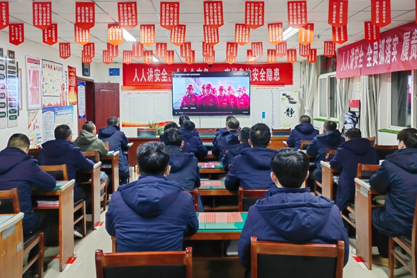 1769761941134694.jpg 2.觀看警示教育片_副本.jpg