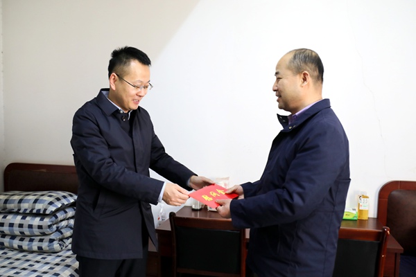 1770804939112075.jpg 魏書記小莊礦慰問_副本.jpg